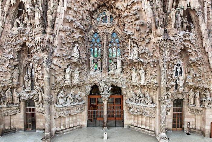 Фасад собора украшен скульптурами, отражающие факты жизни святых.